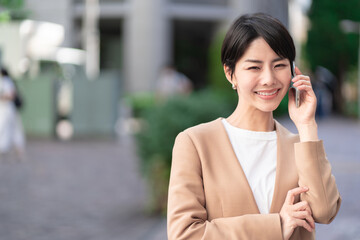 Fototapeta premium スマートフォンで電話する女性