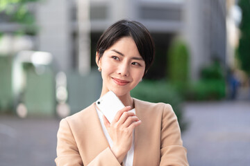 スマートフォンを持った女性