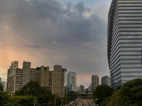 Imagem a&eacute;rea de skyline de predios comerciais em S&atilde;o Paulo, ao amanhecer