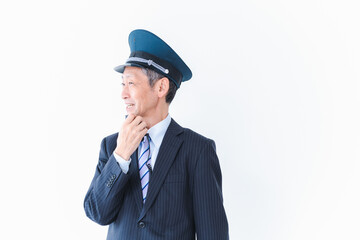 車内放送をする男性の車掌