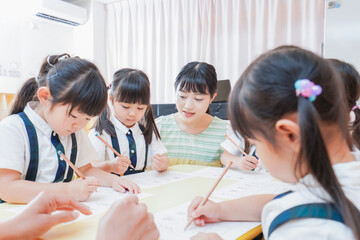 幼稚園で勉強をする子どもたち