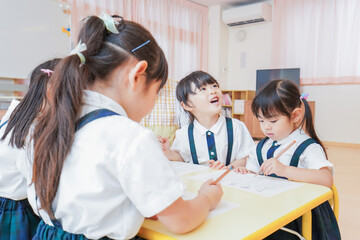 Obraz premium 幼稚園で勉強をする子どもたち