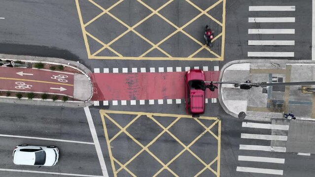 Visao de passaro de um cruzamento em Sao Paulo, na avenida JK proximo a marginal pinheiros