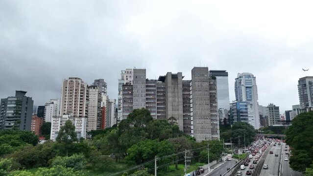 Video a&eacute;reo do skyline de predios comerciais em S&atilde;o Paulo.