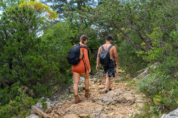 Urlaub auf Sardinien, Italien: Wanderung in falscher unangemessener Kleidung, Schuhen eines...