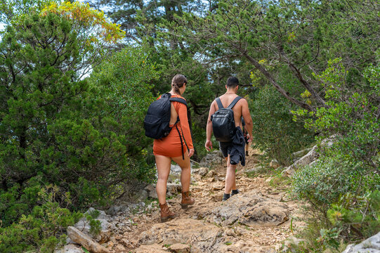 Urlaub auf Sardinien, Italien: Wanderung in falscher unangemessener Kleidung, Schuhen eines P&auml;rchens an der traumhaften Bucht, Spiaggia di Cala Fuili
