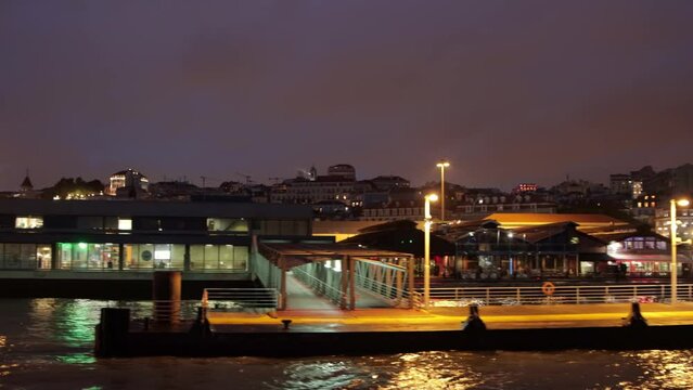 Arrival at the port of Lisbon at night