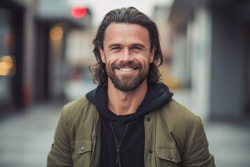 Obraz premium Portrait of handsome man smiling at camera while standing in city street