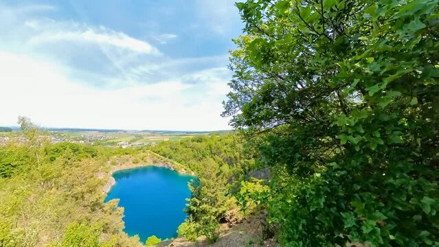 idyllischer Bergsee, t&uuml;rkisenes klares Wasser, Steinbruch, Biotop, Naturschutzgebiet, Teich, See, T&uuml;mpel, Naturschutz, Wasserschutzgebiet, Drohne