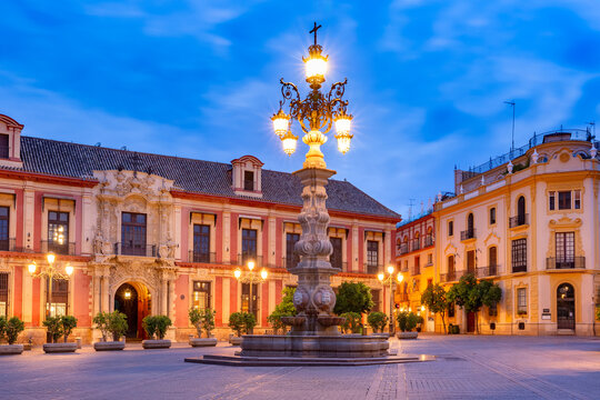 Fuente de la Farola on Plaza Virgen de los Reyes, Seville, Andalusia, Spain