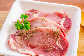 食品トレーに入った豚ロース肉