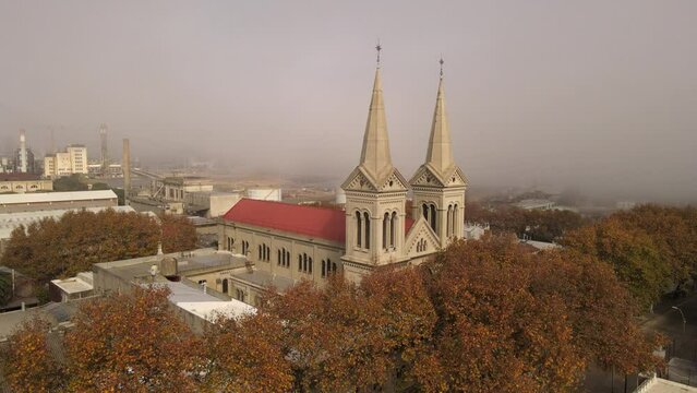 &Oacute;rbita de parroquia en d&iacute;a oto&ntilde;al y con niebla 