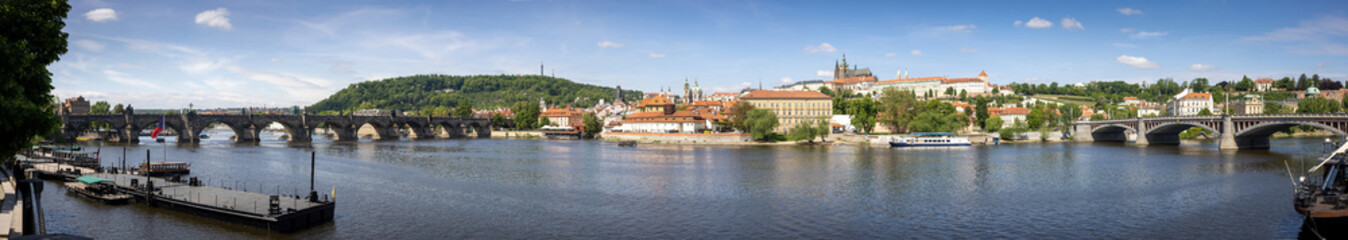 Fototapeta na wymiar Panorama der Kleinseite von einem Punkt zwischen Mánes-Brücke und Karlsbrücke über die Moldau