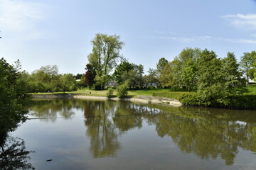 Les étangs du parc Joseph Martel sous un soleil de printemps à Braine Le Comte 