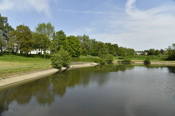 Fototapeta premium Les étangs du parc Joseph Martel sous un soleil de printemps à Braine Le Comte 