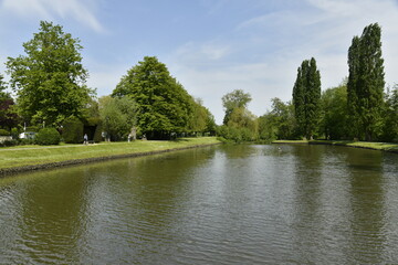 Les étangs du parc Joseph Martel sous un soleil de printemps à Braine Le Comte 