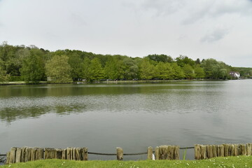 Berge &eacute;rod&eacute;e le long de l'eau dans un paysage bucolique au lac de Genval 