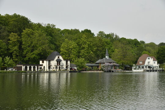 Le lac de Genval et ses villas typique "Belle-Epoque" dans un cadre naturel bucolique &agrave; Overijse 
