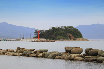 芦屋町の狩尾神社海中鳥居から見た洞山