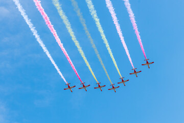 Aviones haciendo acrobacias aéreas en el cielo y dibujando la bandera de España
