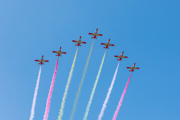 Aviones haciendo acrobacias aéreas en el cielo y dibujando la bandera de España
