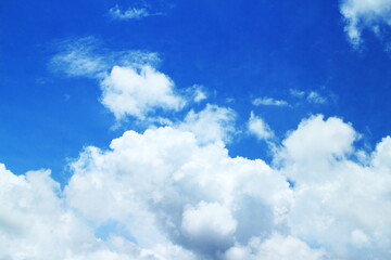 Obraz na płótnie Canvas 青い空に広がる美しい白い雲