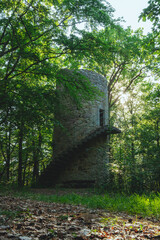Ostheimer Warte, Ostheim vor der Rh&ouml;n, Wachturm, Wachtturm, Wald, Sonne, gr&uuml;n