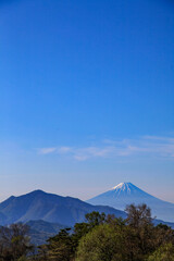 清里高原から望む、空気の澄んだ青空の奥に佇む富士山