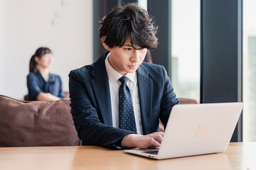 オフィスで笑顔で働くビジネスマン