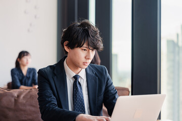 Fototapeta premium オフィスで笑顔で働くビジネスマン