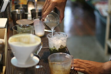 barista making a cup of coffee in the coffee shop