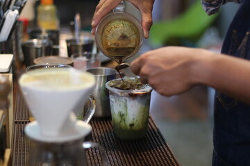 barista making a cup of coffee in the coffee shop