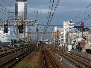 電車の車内から見た線路の風景
