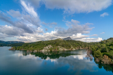 Fototapeta na wymiar Lac de Bimont et montagne Sainte-Victoire en Provence