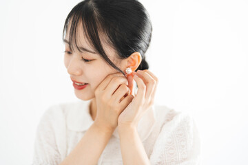 ピアスをつける若い女性