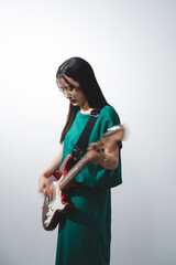 若い女性ギタリスト