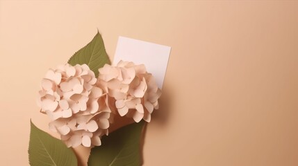 ベージュのパステル背景にアジサイの花を持つ招待状カードのモックアップ。ブランディングと広告用にモックアップされたホワイト ペーパーのテンプレート空白。上面図、平置き、コピー スペースGenerativeAI
