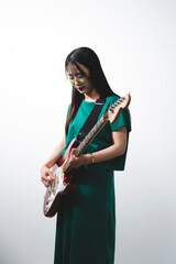 若い女性ギタリスト