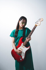 Obraz premium 若い女性ギタリスト