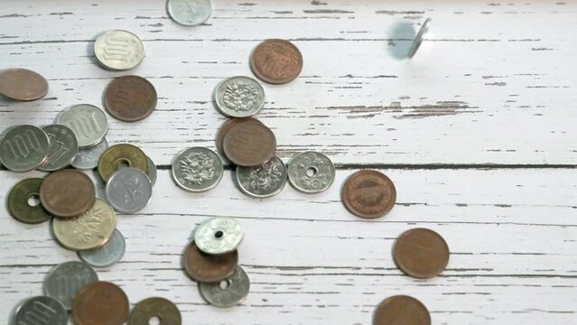 テーブルに投げ出される硬貨　物価高イメージ