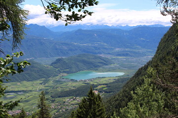 Südtiroler Alpenlandschaft mit See (Kalterer See)
