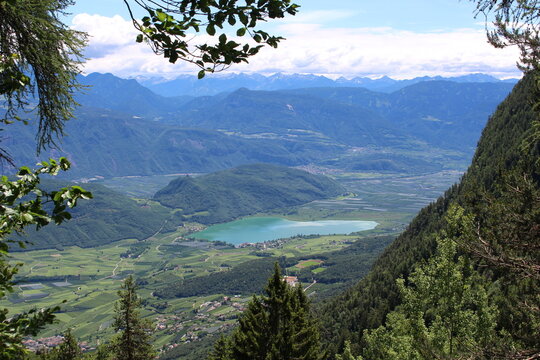 S&uuml;dtiroler Alpenlandschaft mit See (Kalterer See)