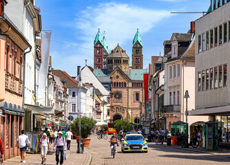 Obraz premium Speyer am Rhein, Altstadt mit Fussgängerzone und Dom