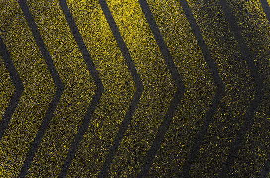 Chevrons en Peinture jaune d&eacute;grad&eacute;e sur asphalte 