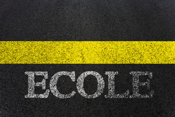 Stop école, ramassage scolaire, marquage sur asphalte  © Unclesam