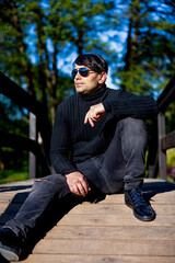 Obraz premium man stand on the ground on a small bridge