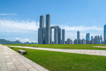 Obraz premium Empty square and cityscape skyline