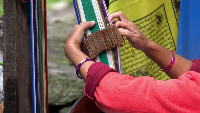 
Nepali woman weaving strings and fabric with tibetan flag

Slow motion shot from Nepal, Lukla,May,1,2023
