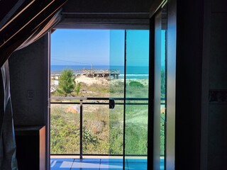 janela com vista para o mar