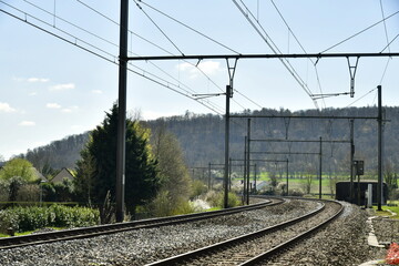 Ligne de chemin de fer entre Namur et Dinant avant un tournant dans la campagne aux environs d'Yvoir 